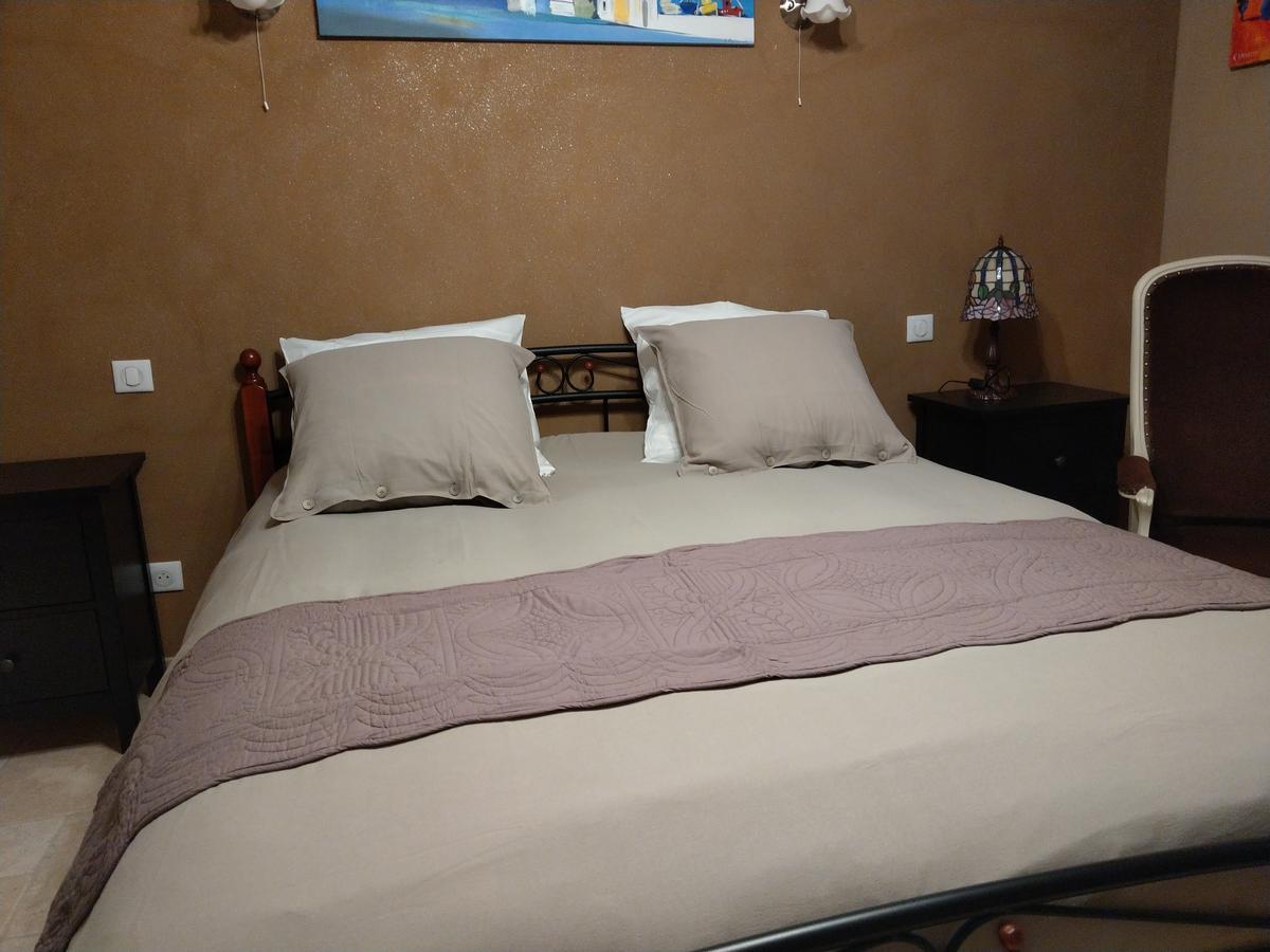 Les Chambres D'Hotes De La Frissonnette Auzelles Kültér fotó